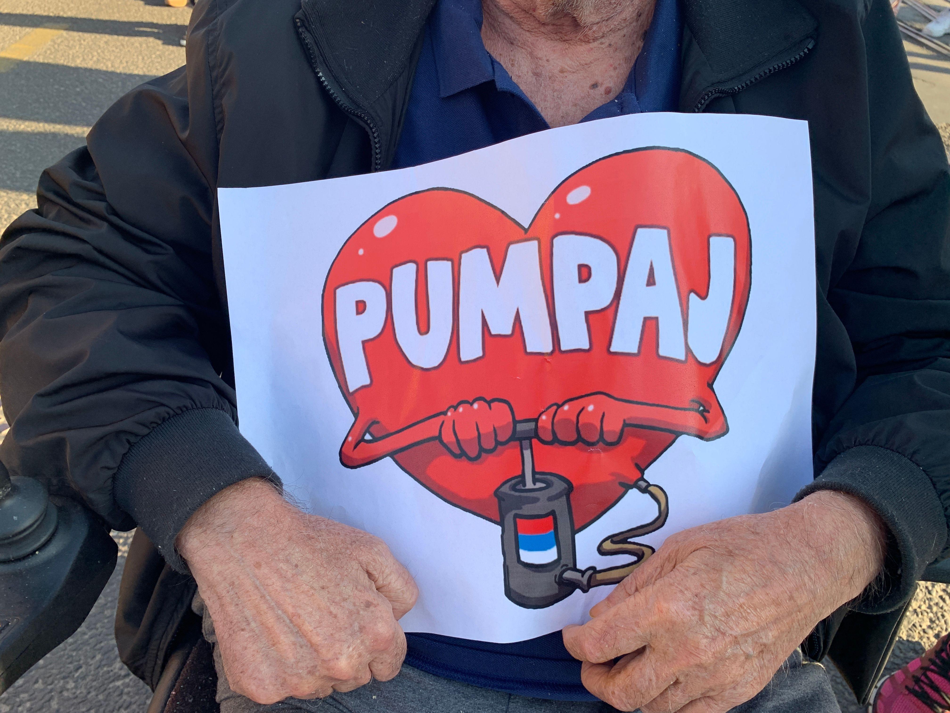 'Generalni štrajk': 'Šetnja krugom dvojke' u Beogradu, protest ispred RTS-a 9 Transparent na kojem piše pumpaj