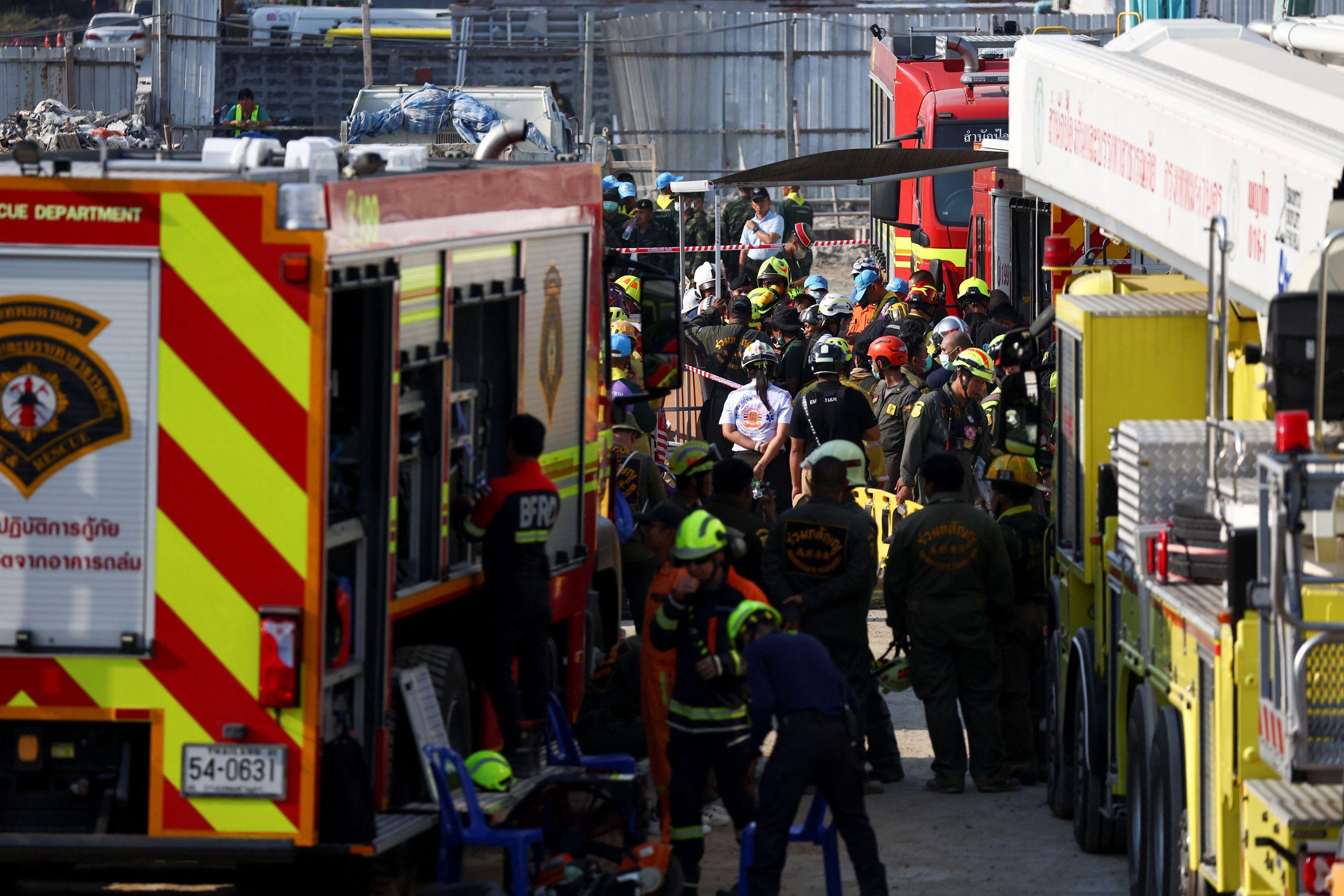 Tri dana posle razornog zemljotresa, nastavlja se potraga za preživelima u Mjanmaru i Tajlandu 12 Spasioci pomažu povređenima