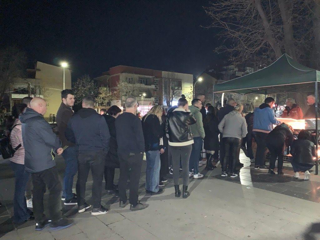 BBC u Kočanima: Muk koji ne prestaje 4 Ljudi u redu čekaju da upale sveću stradalima u nezampaćenoj tragediji u Severnoj Makedoniji