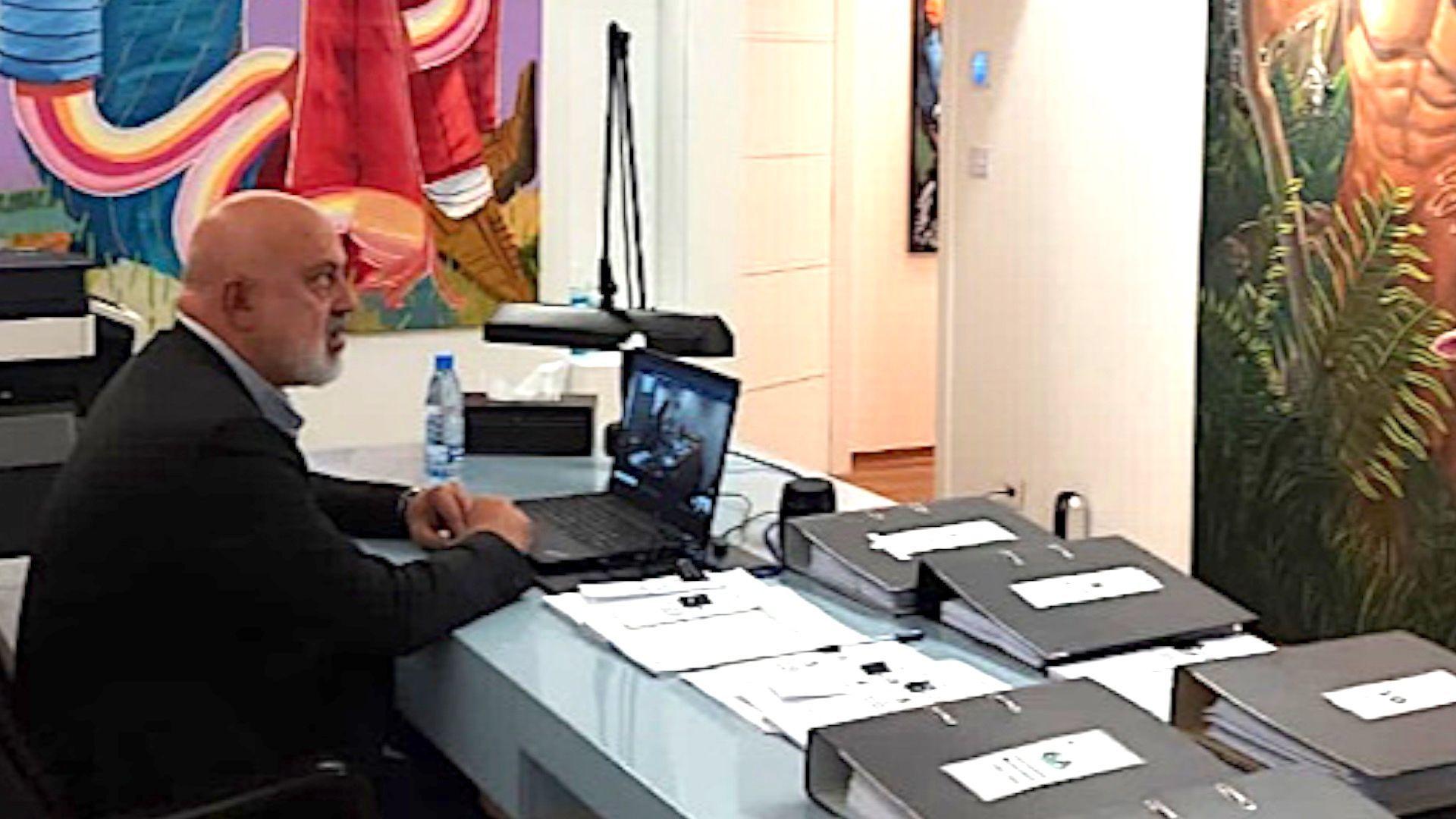 Odakle Hezbolahu stiže novac 11 Nazem Said Ahmad za radnim stolom na kom su laptom i brojna dokumenta