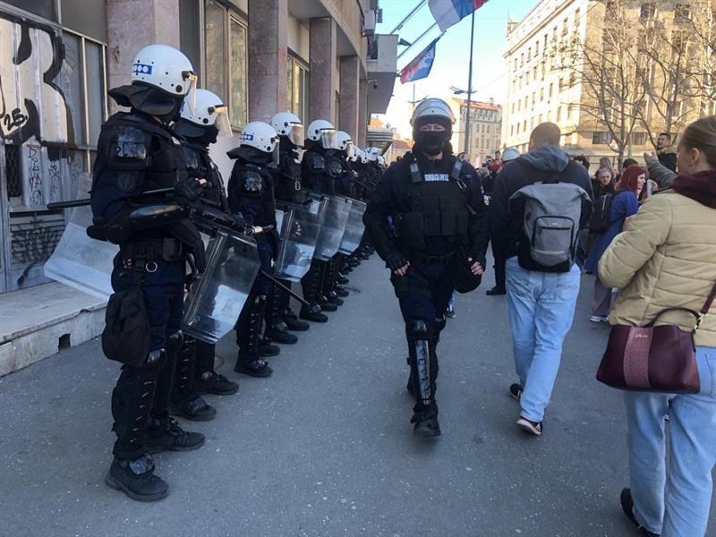 Privođenja i neredi ispred Skupštine Beograda 5 Policija ispred zgrade Skupštine grada Beograda