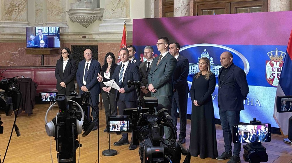 Poruke poslanika opozicije iz hola Skupštine 1