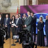 Poruke poslanika opozicije iz hola Skupštine 1