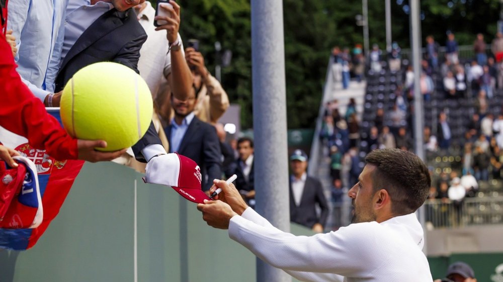 Đokovića opet pogodili u glavu, srećom nije u pitanju aluminijumska flaša (VIDEO) 1