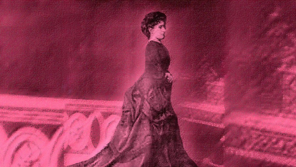 'Prva srpska pijanistkinja': Ko je bila Jovanka Stojković 1 Jovanka Stojković, žena u dugoj haljini sa vezanom kosom pozira iz profila, crno-bela fotografija sa roze pozadinom