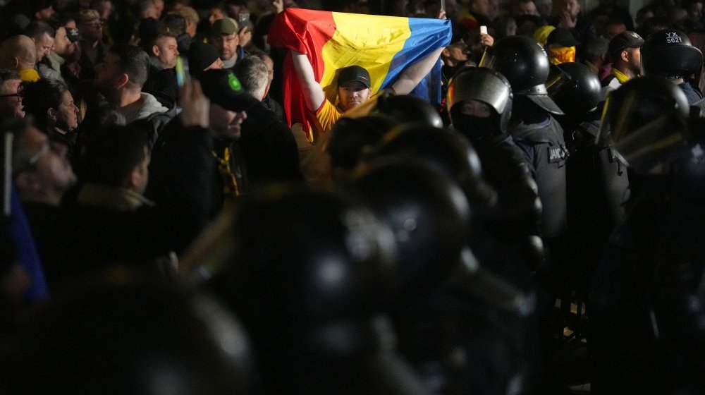 Haos na ulicama Bukurešta: Desničari se sukobili s policijom, prevrtali automobile i palili kontejnere 1