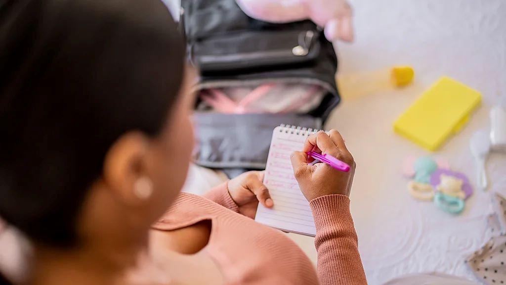 žena piše na blokčetu 