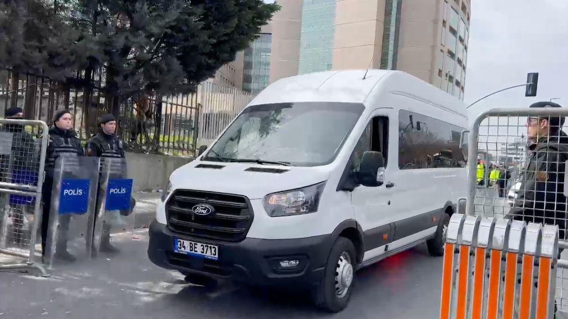 Ko i zašto protestuje na ulicama Turske 13 Osumnjičeni u istrazi o korupciji i terorizmu, među kojima je gradonačelnik Istanbula Ekrem Imamoglu, šalju se u zatvor