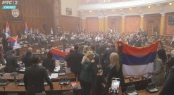 beli poslanici Kako izgleda novi haos u Skupštini Srbije: Beli poslanici i ministri (FOTO/VIDEO) 7
