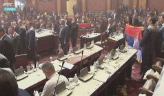 beli poslanici 4. mart Kako izgleda novi haos u Skupštini Srbije: Beli poslanici i ministri (FOTO/VIDEO) 8