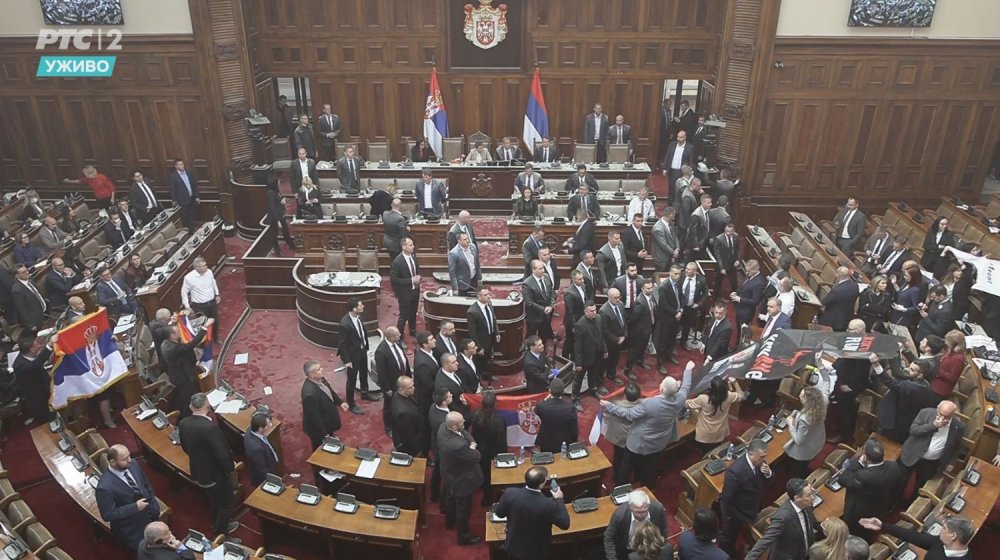 Kako izgleda novi haos u Skupštini Srbije: Beli poslanici i ministri (FOTO/VIDEO) 1