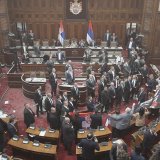 Kako izgleda novi haos u Skupštini Srbije: Beli poslanici i ministri (FOTO/VIDEO) 3