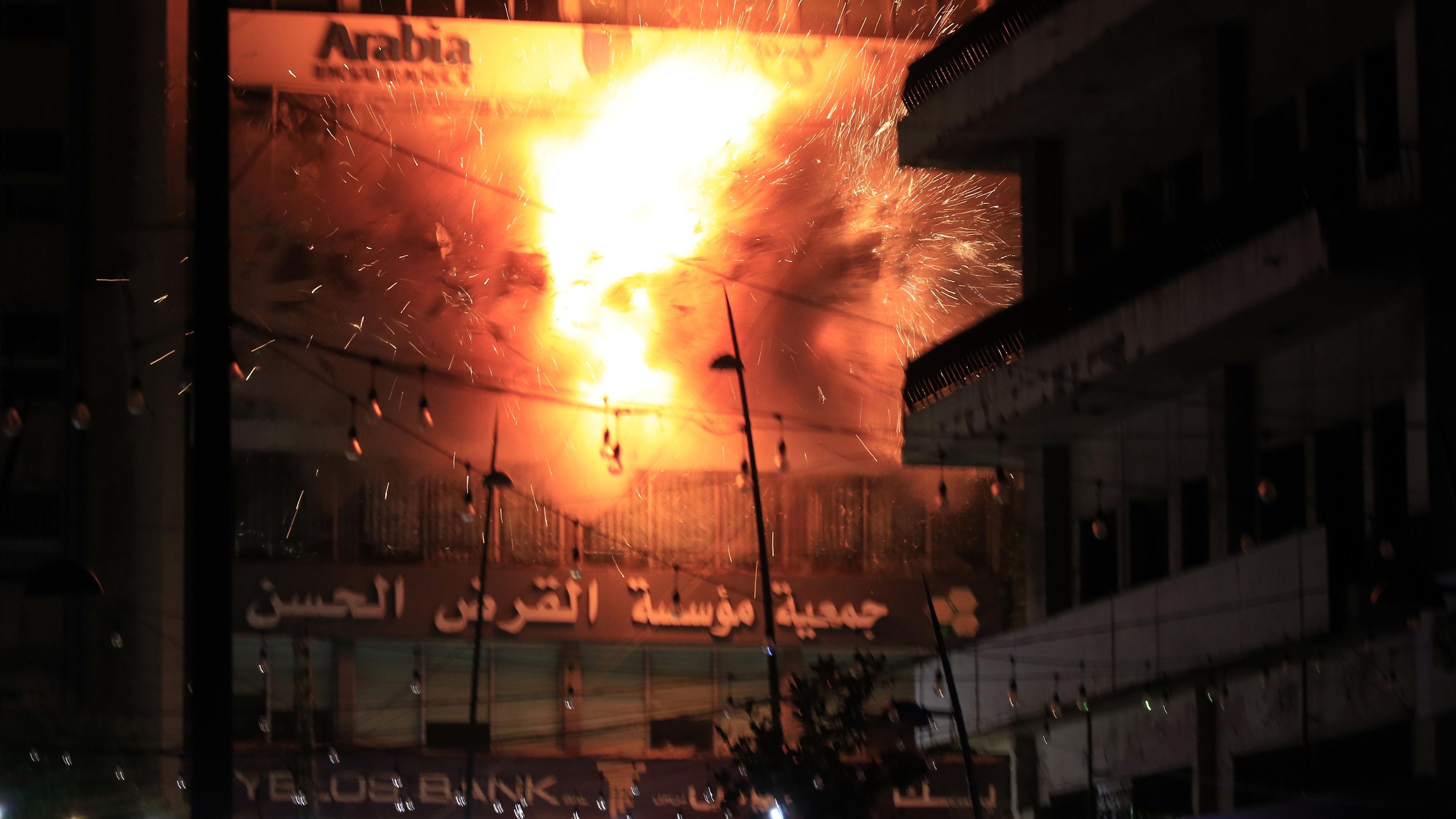 Odakle Hezbolahu stiže novac 2 Zgrada finansijske grupe AKAH u plamenu posle izraelskog vazdušnog napada