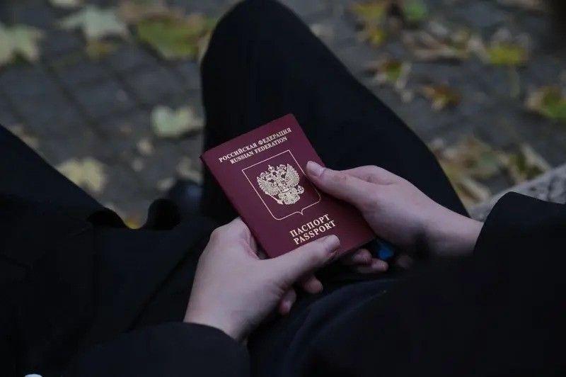 Rusi u Srbiji: Kako žive danas, tri godine od početka rata u Ukrajini 2 muškarac drži ruski pasoš