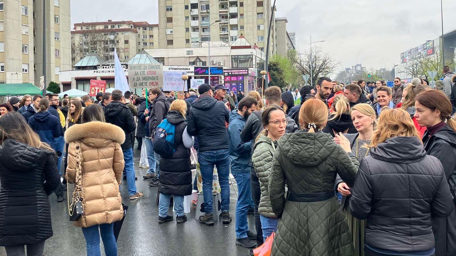 Blokada fakulteta u Srbiji: Profesorima smanjene plate, inspekcija na vratima 3 Novosađani na skupu zaposlenih sa FTN-a povodom nove uredbe o smanjenju plata