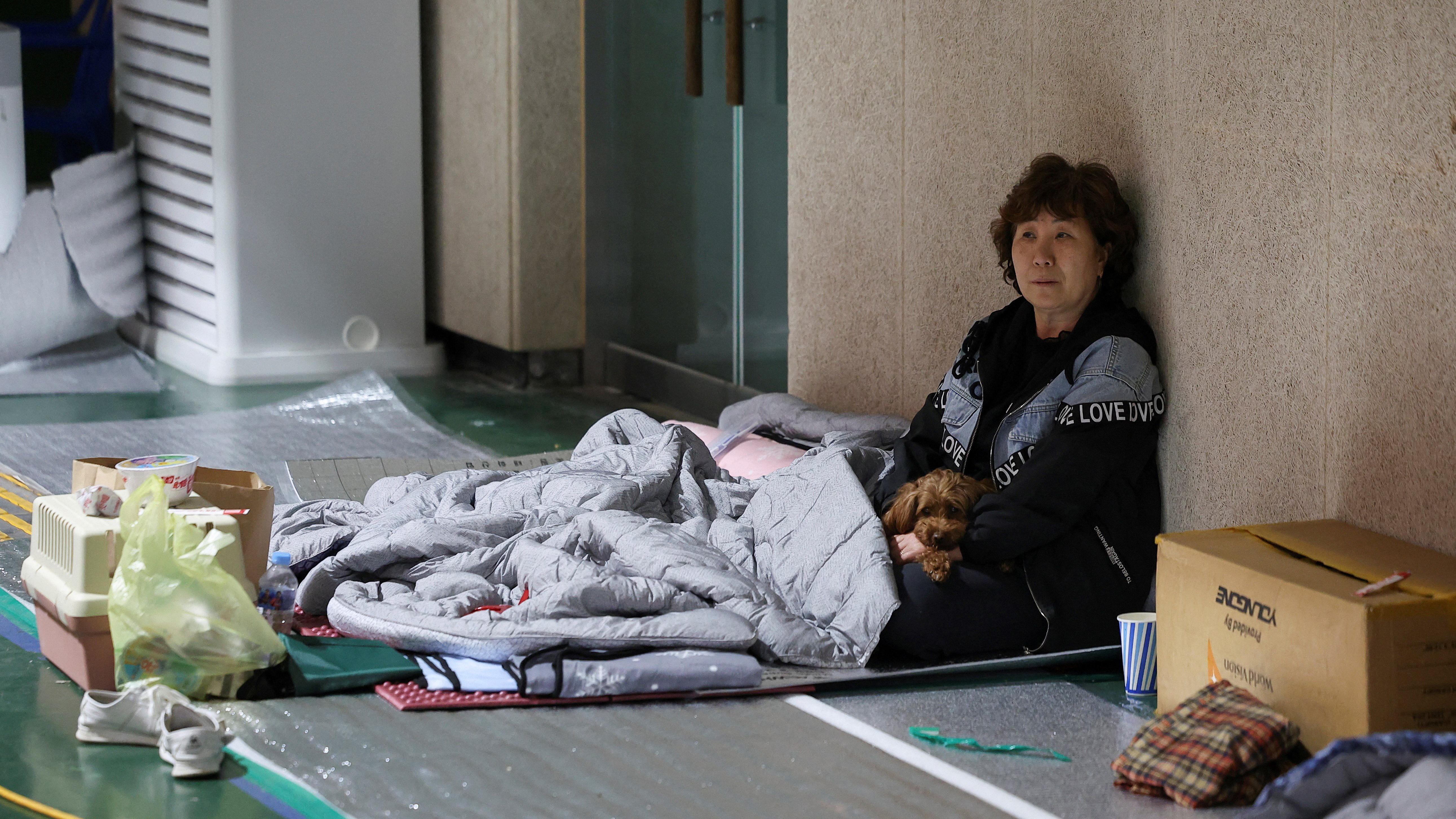 Požar u Južnoj Koreji odneo 27 života, uništen hram star 13 vekova 5 Brojni stanovnici pogođenih oblasti, poput ove žene iz oblasti Jeongjang, morali su da se evakuišu u prihvatne centre