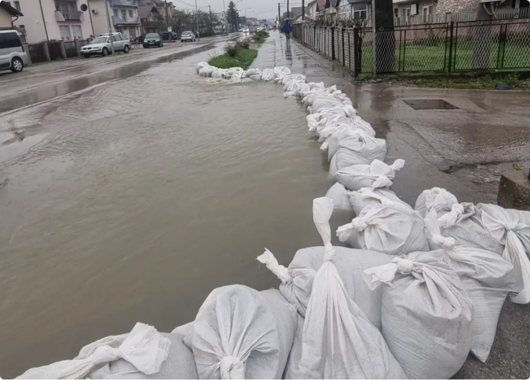 Vreće sa peskom na cestama u BiH
