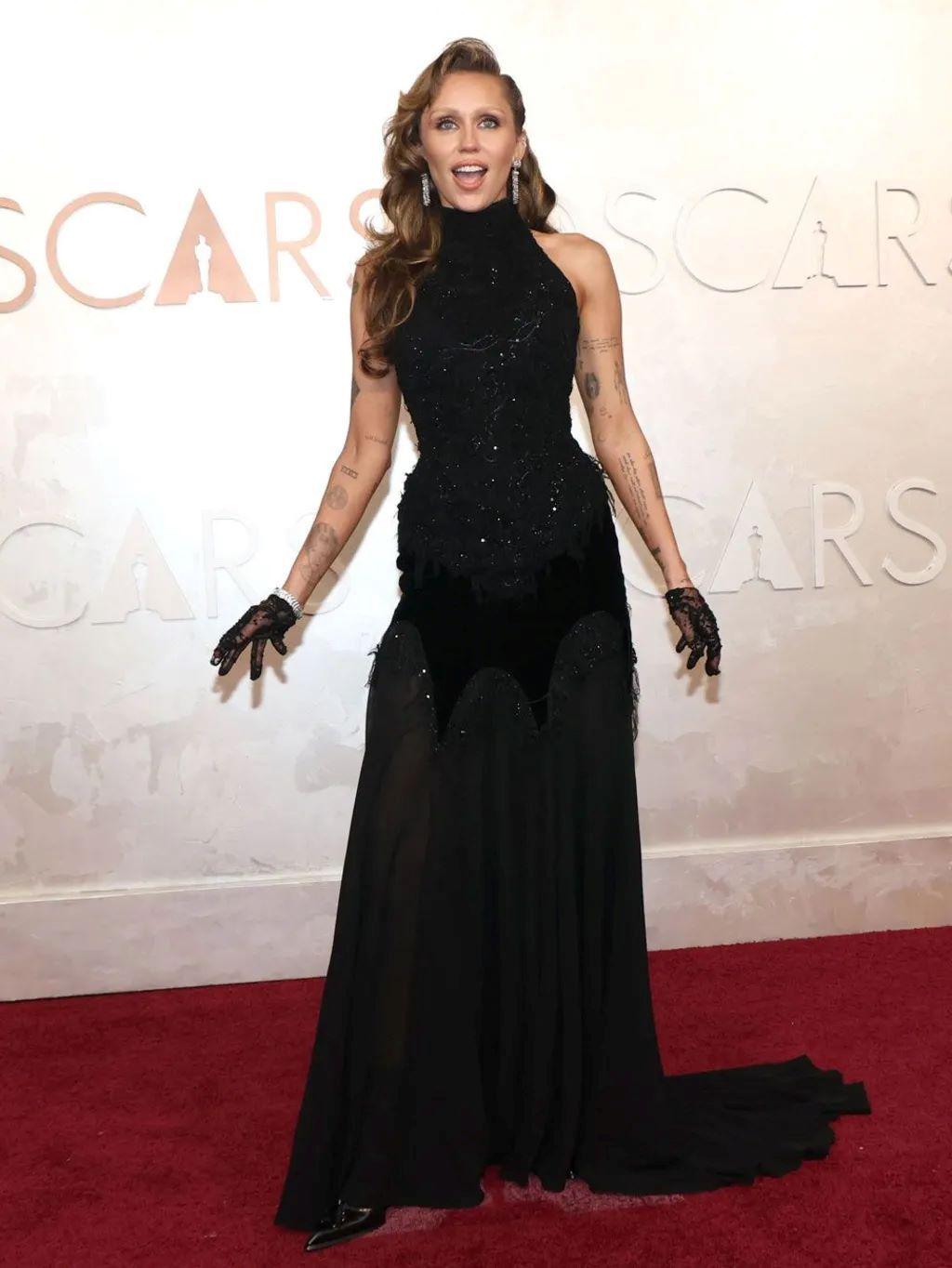 Oskar 2025: Zvezde na crvenom tepihu u fotografijama 11 Majli Sajrus