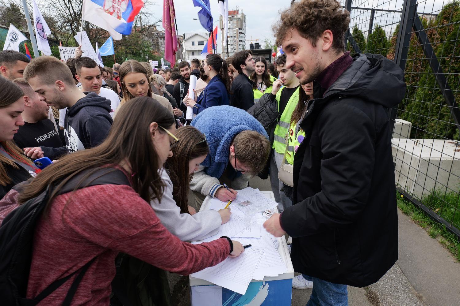 Miran studentski protest ispred televizije Informer završen, „talačka kriza" kaže vlasnik 3 Potpisivanje peticije za ukidanje gradske frekvencije televiziji Informer