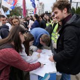 Studentski protest ispred televizije Informer: Pokrenuta peticija za ukidanje frekvencije, „talačka kriza" kaže vlasnik 8
