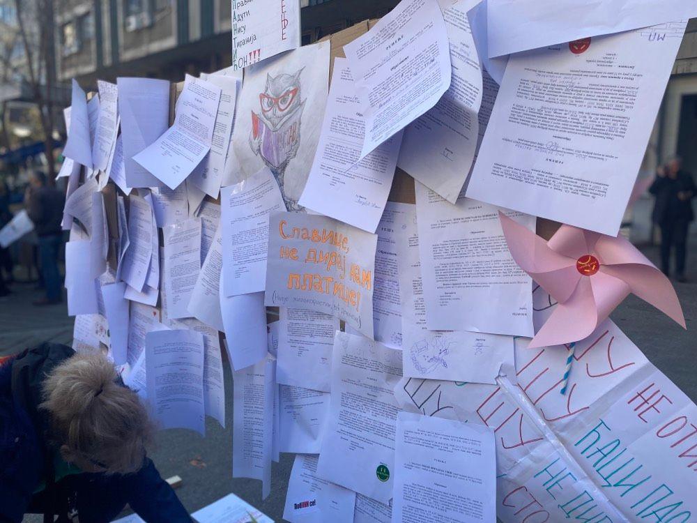 Prosvetni radnici na protestu u Čačku, najavili prijave zbog smanjenja zarada 4 Papiri na tabli kao deo protesta prosvetnih radnika
