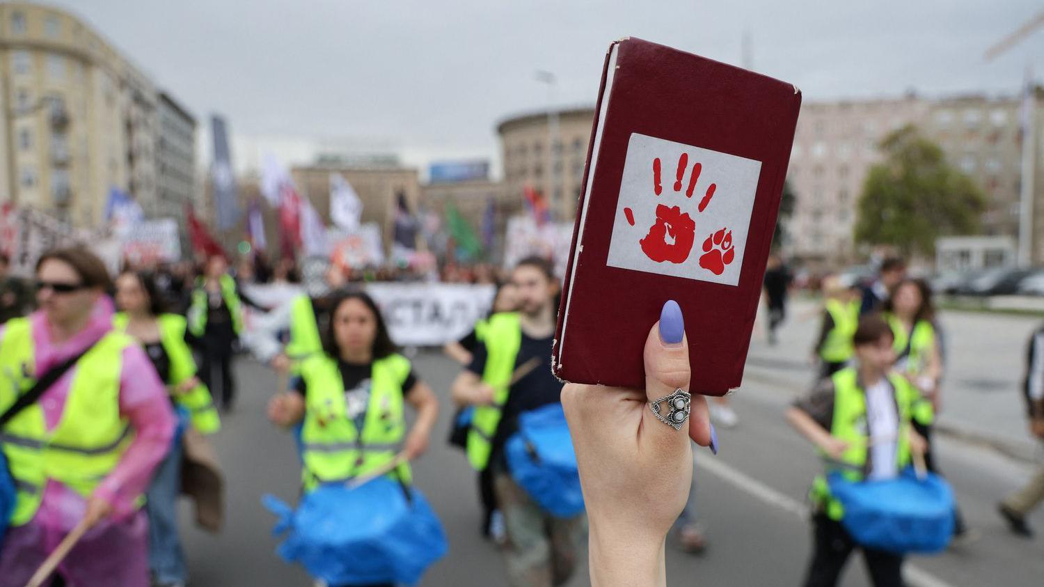 Blokada fakulteta u Srbiji: Profesorima smanjene plate, inspekcija na vratima 4 Devojka drži indeks na jednom od protesta studenata