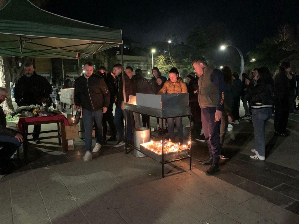 BBC u Kočanima: Muk koji ne prestaje 5 Paljenje sveća u centru Kočana