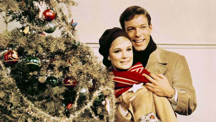 Ričard Čamberlen i njegova koleginica Ivet Mimije u Jutro donosi radost. Kritike su tvrdile da se publika smejala „na pogrešnim mestima"