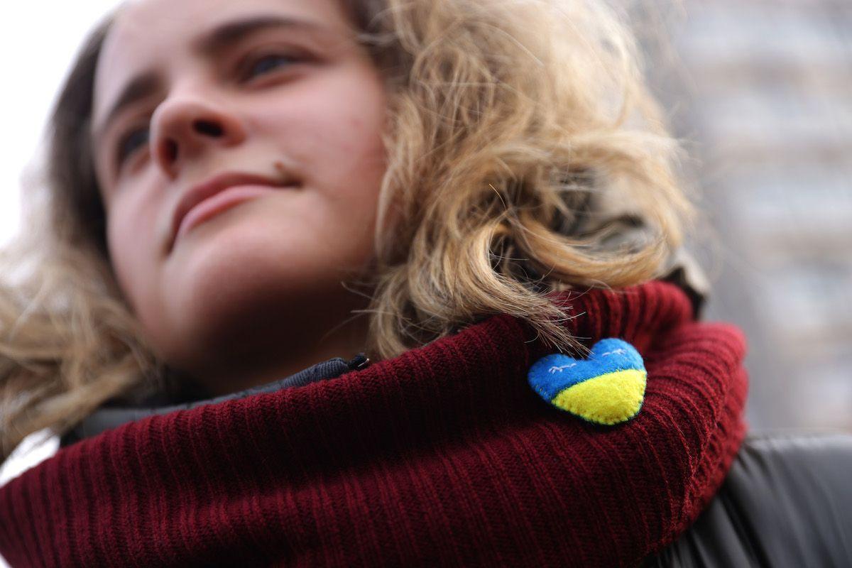 Rusi u Srbiji: Kako žive danas, tri godine od početka rata u Ukrajini 1 Žena nosi bedž podrške Ukrajini, žuto-plavo srce, na mitingu podrške povodom treće godišnjice od početka rata, Beograd 24. februar 2025.