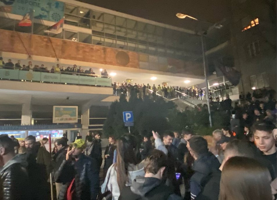 Studenti blokiraju zgradu Radio-televizije Srbije, policajcu razbijeno oko 3 Blokada zgrade Radio-televizije Srbije