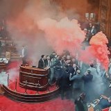Tuča i dimne bombe u Skupštini Srbije, protest ispred parlamenta 4