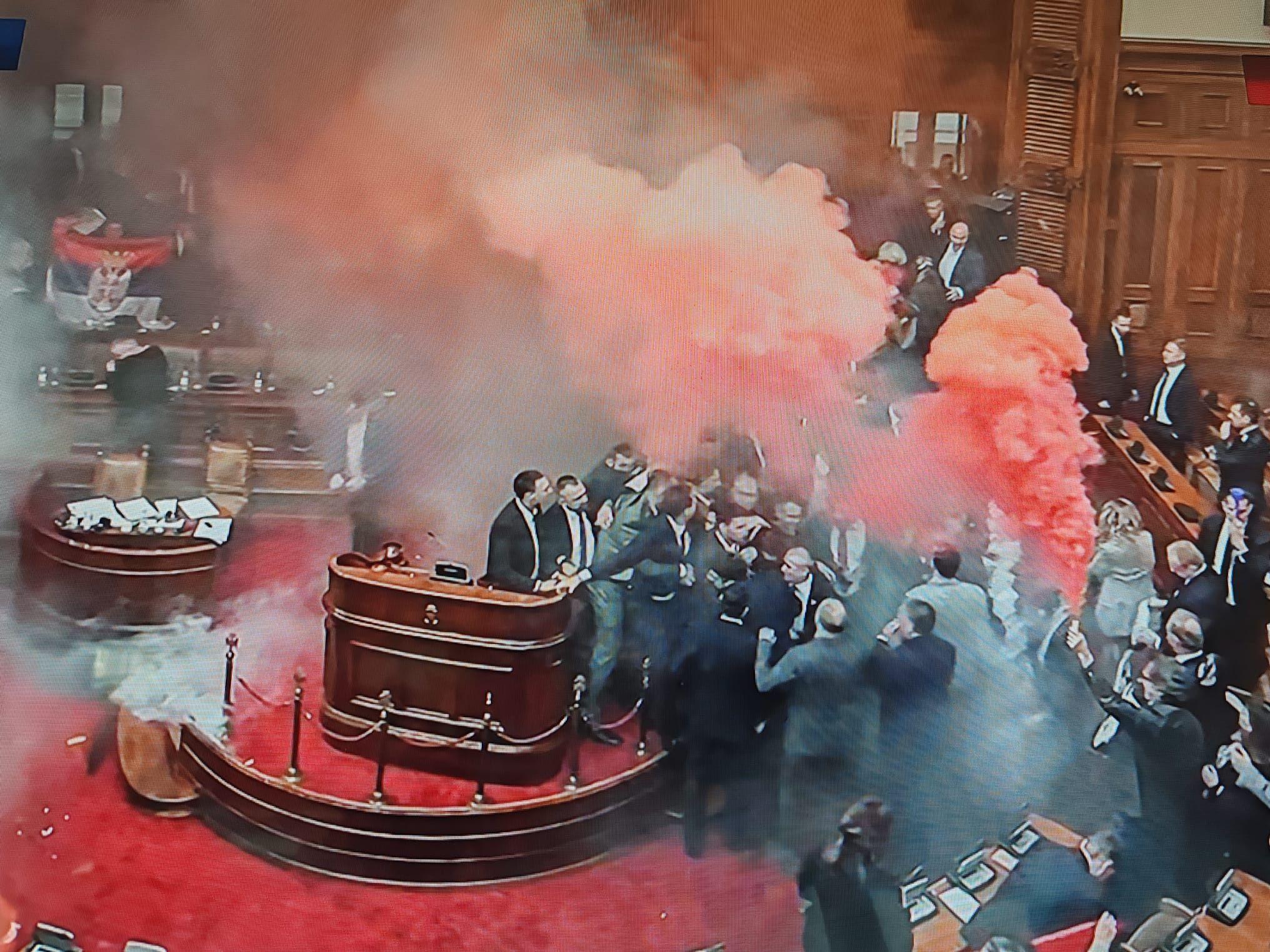 Tuča i dimne bombe u Skupštini Srbije, protest ispred parlamenta 1 Dimne bombe u Skupštini Srbije