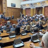 Sednica Skupštine Srbije, pištaljke i transparenti opozicije u sali 9