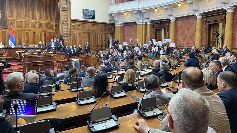 Sednica Skupštine Srbije, pištaljke i transparenti opozicije u sali 1 Poslanici u Skupšini Srbije