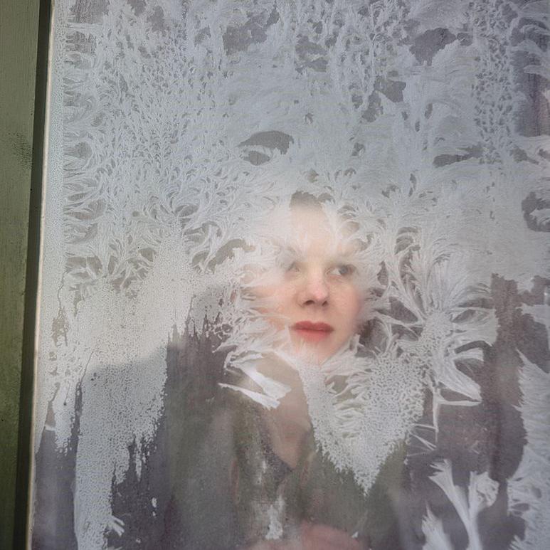 Žena gleda kroz prozor