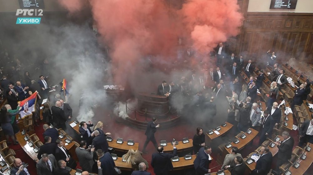 Kako su u Skupštinu unete dimne bombe: Šta kaže opozicija, a šta vlast? 1