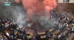 dimna bomba, skupstina Završena sednica Skupštine, Ana Brnabić pozvala poslanike većine da očiste salu, pošto policija izvrši uviđaj (FOTO/VIDEO) 5