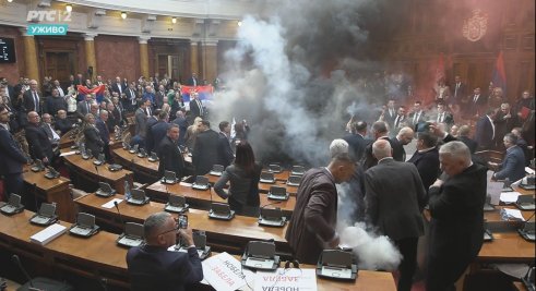 dimne bombe, skupstina Završena sednica Skupštine, Ana Brnabić pozvala poslanike većine da očiste salu, pošto policija izvrši uviđaj (FOTO/VIDEO) 6