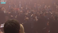 dimne bombe3 Završena sednica Skupštine, Ana Brnabić pozvala poslanike većine da očiste salu, pošto policija izvrši uviđaj (FOTO/VIDEO) 2