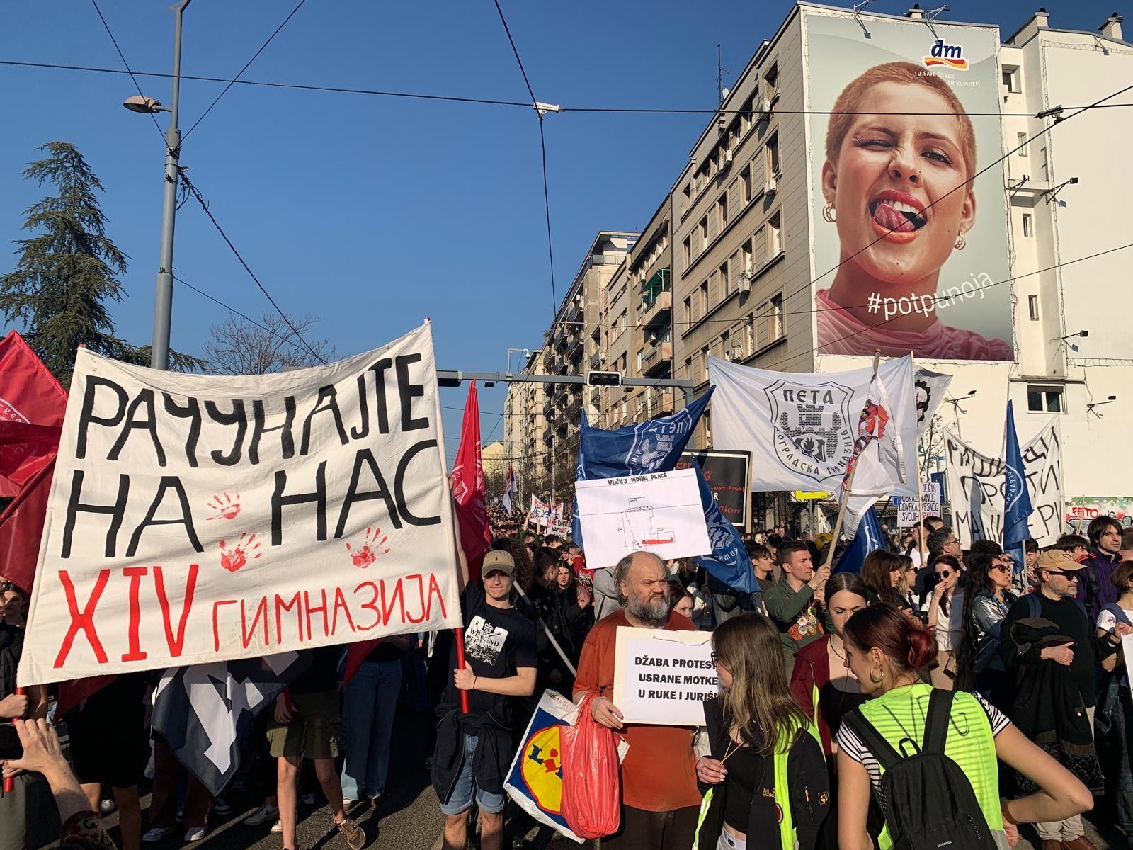 'Generalni štrajk': 'Šetnja krugom dvojke' u Beogradu, protest ispred RTS-a 10 Okupljeni ljudi na Slaviji u Beogradu