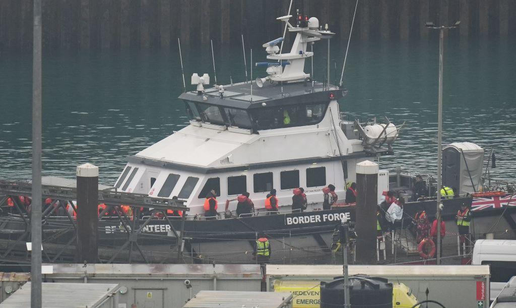 migranti na brodu granične službe UK