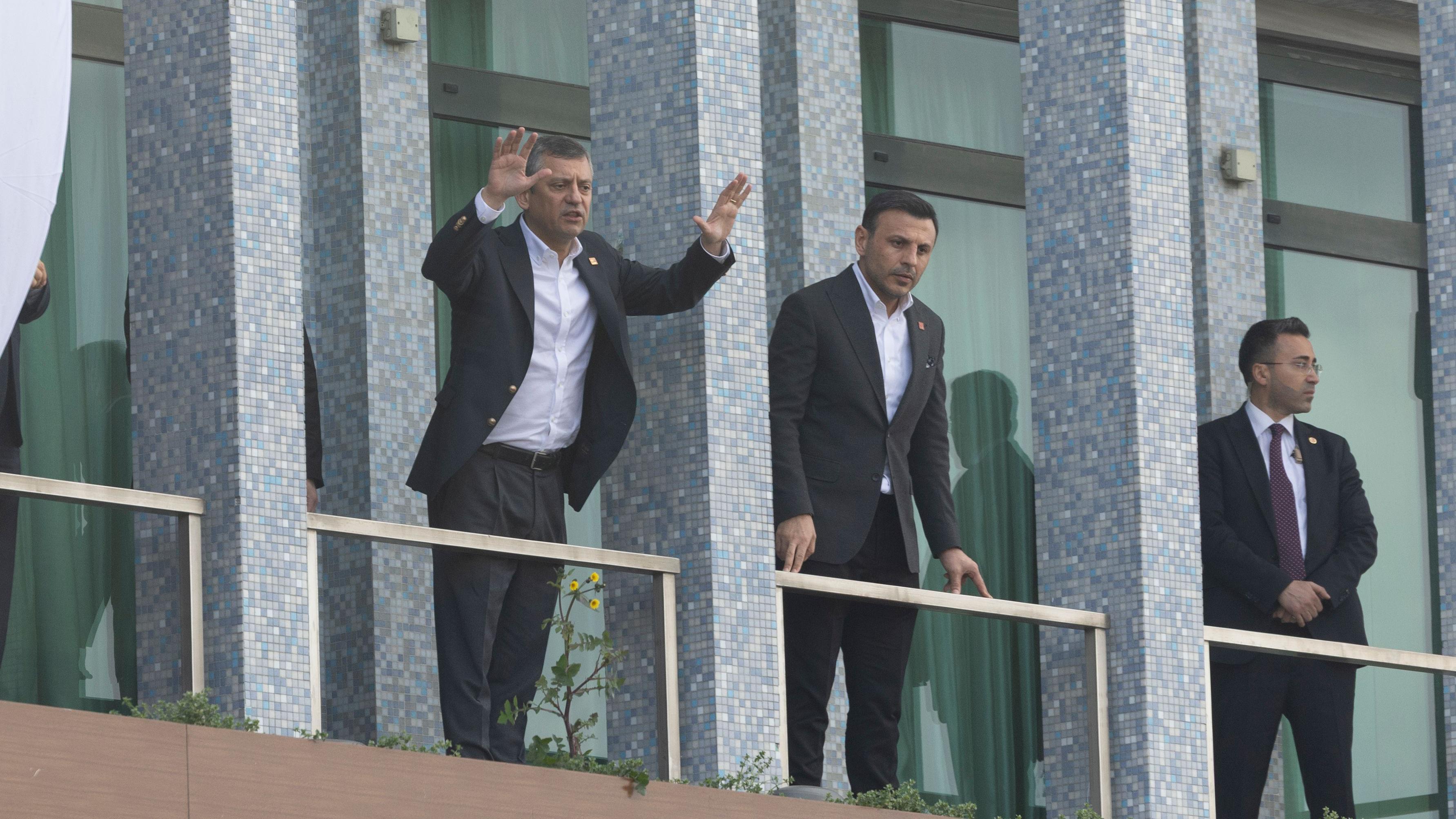 Ko i zašto protestuje na ulicama Turske 8 Predsednik CHP-a Ozgur Ozel (levo) obraća se pristalicama Imamoglua koji su se okupili ispred sedišta Gradske uprave Istanbula nakon hapšenja gradonačelnika