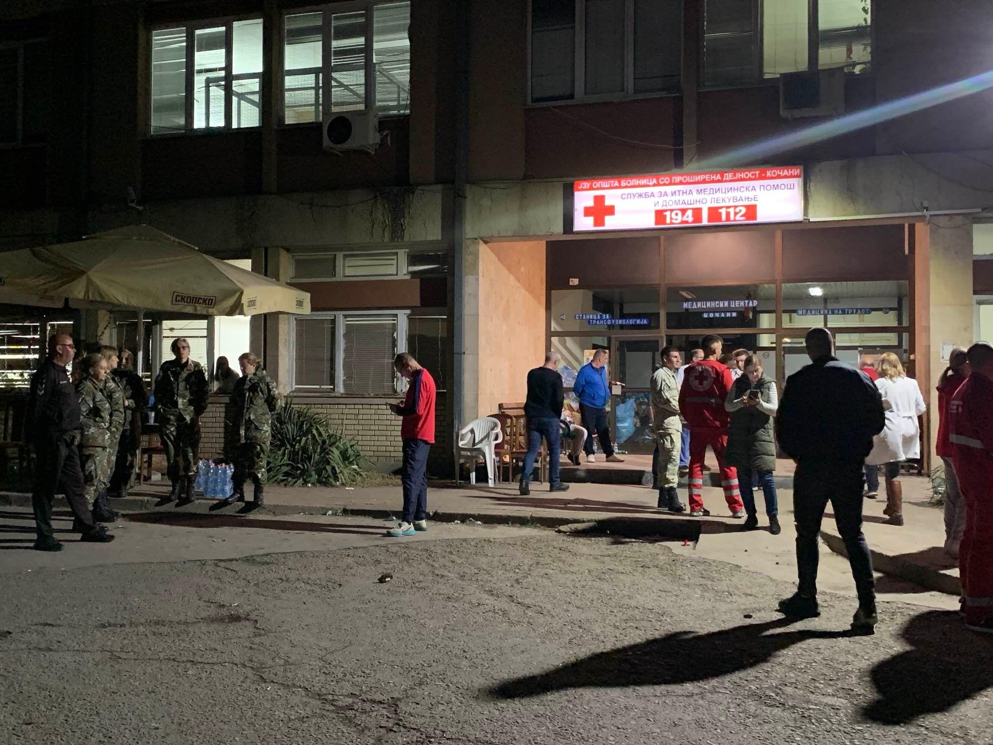 BBC u Kočanima: Muk koji ne prestaje 2 Ispred bolnice u Kočanima veliki broj sugrađanja, policije i medicinskog osoblja