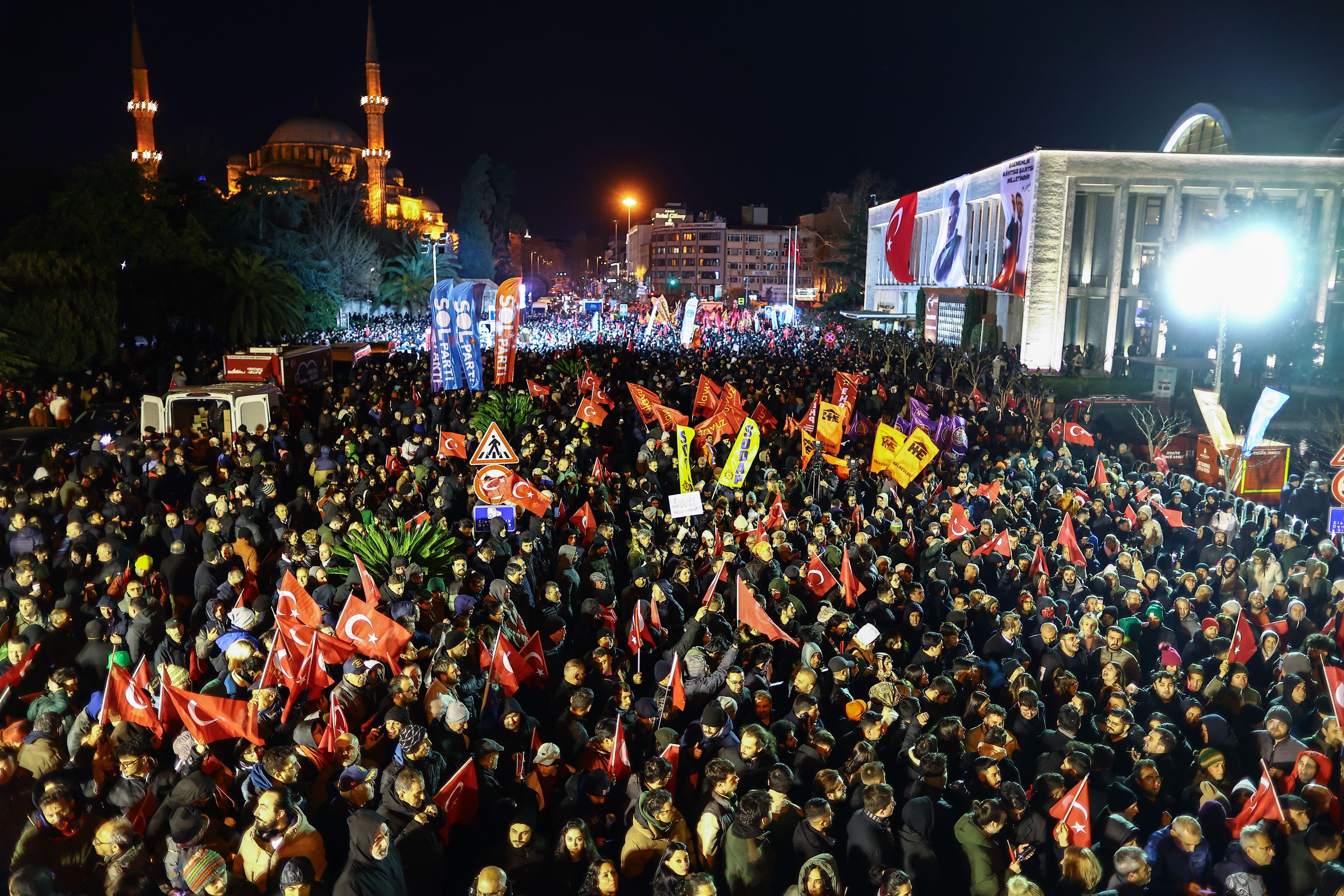 Ko i zašto protestuje na ulicama Turske 12 Crowds gathered at night waving flags outside Istanbul Municipality headquarters on 19 March 2025