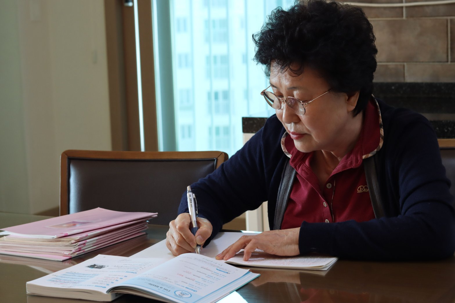 Han sedi i piše pismo