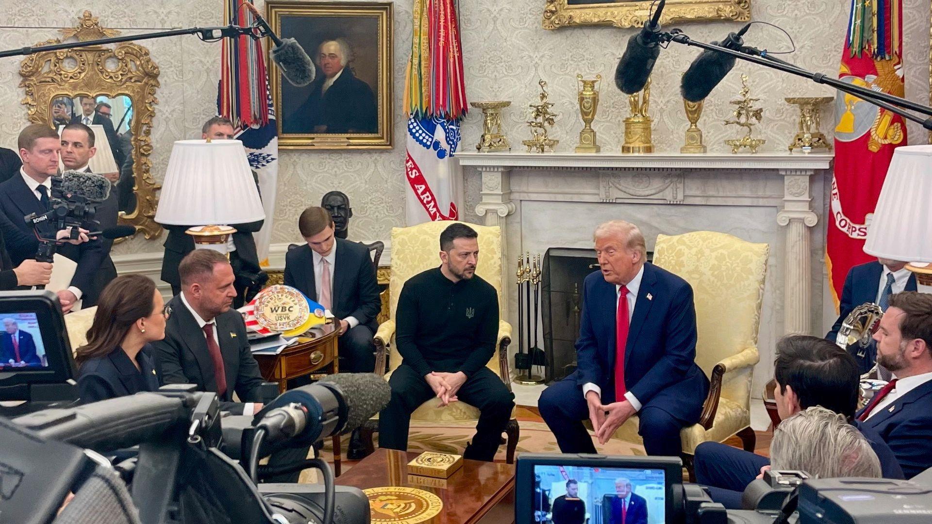 „Šok i izdaja": Iza kulisa naporne, bolne nedelje za Vladimira Zelenskog 1 Ukrainian President Volodymyr Zelensky sat in the oval office next to US President Donald Trump while members of the press surround them.