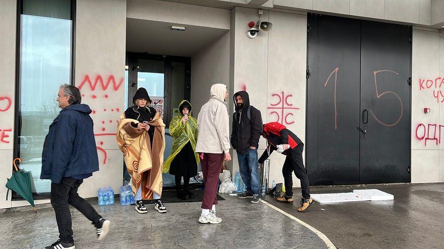 Studenti blokirali zgradu Radio-televizije Srbije, policajcu povređeno oko 5 Studenti i ljudi ispred zgrade RTV-a