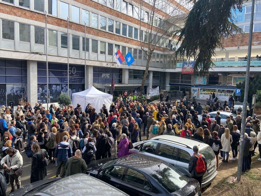 Studenti blokirali zgradu Radio-televizije Srbije, policajcu povređeno oko 3 Okupljeni ispred zgrade RTS-a