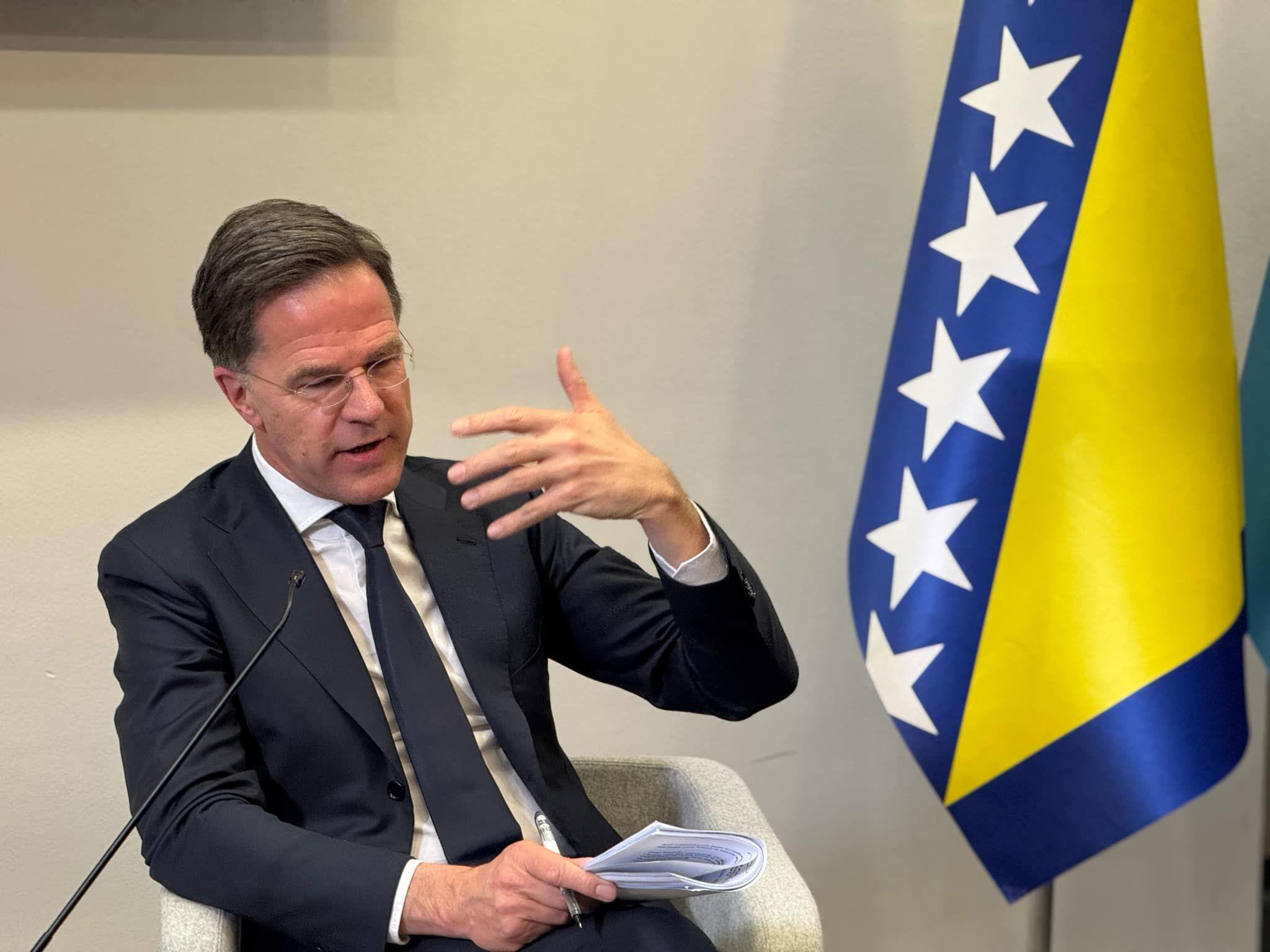 Ustavni sud privremeno ukinuo sporne zakone, Tužilaštvo BiH naložilo privođenje Dodika 2 Mark Rute u poseti Sarajevu, sedi tokom konferencije, pored njega zastava BiH