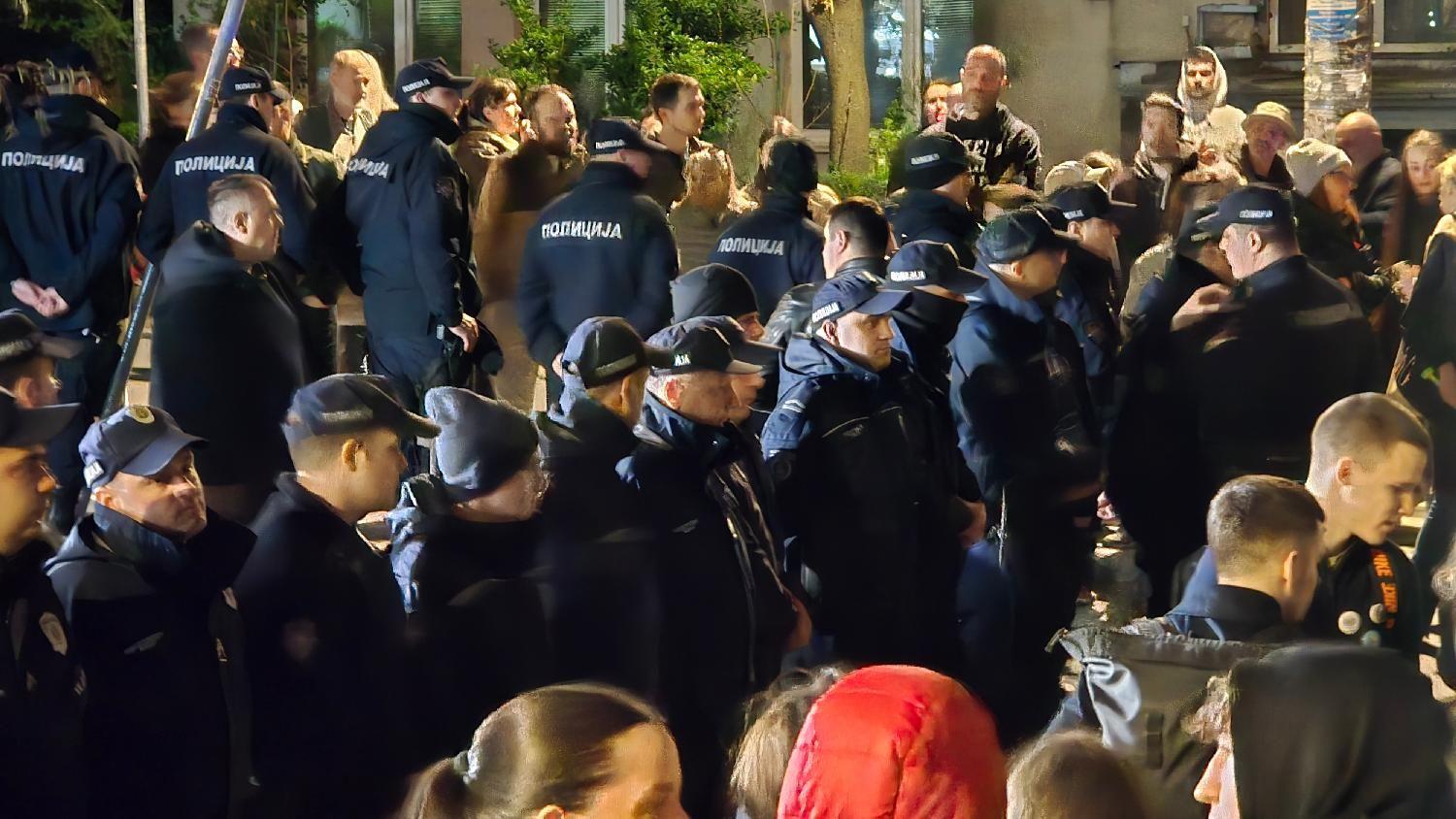 Incidenti u Čačku, upad u zgradu opštine, 12 sati 'odmeravanja' u Beogradu 1 protest, protest na vračaru, sns na vračaru, policija, protest kod kalenić pijace, kalenić pijaca, štandovi sns